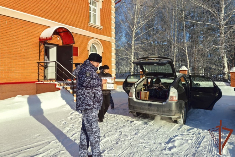 Росгвардейцы из Кемеровской области помогли волонтерам в отправке гуманитарной помощи бойцам СВО