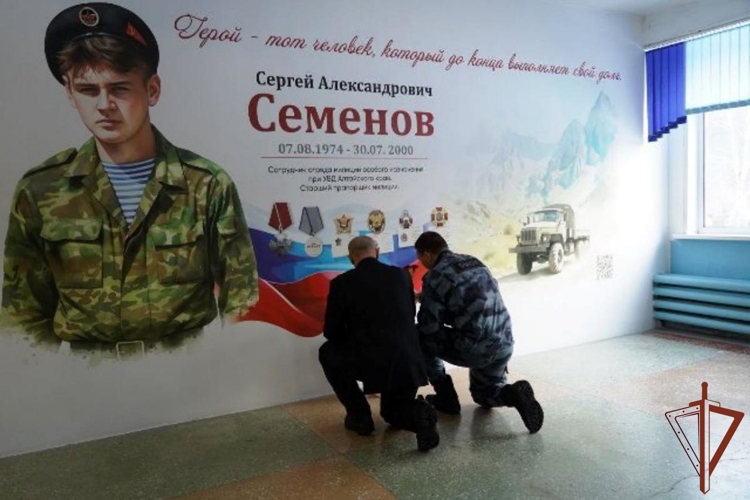 В Алтайском крае открыли мурал памяти сотрудника ОМОН, погибшего при исполнении служебного долга на Северном Кавказе