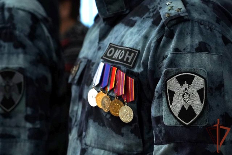 В Алтайском крае открыли мурал памяти сотрудника ОМОН, погибшего при исполнении служебного долга на Северном Кавказе