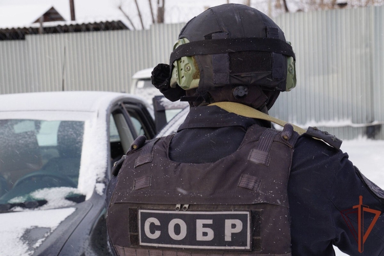 При содействии СОБР Росгвардии в Новосибирске задержан подозреваемый в незаконном обороте наркотиков 