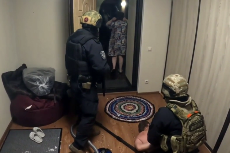 В Пскове при силовой поддержке СОБР Росгвардии задержан подозреваемый в оправдании терроризма (видео)