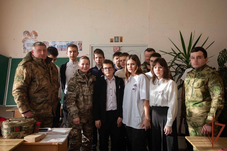Под руководством военнослужащих Росгвардии с юнармейцами провели занятие по оказанию первой помощи в ДНР