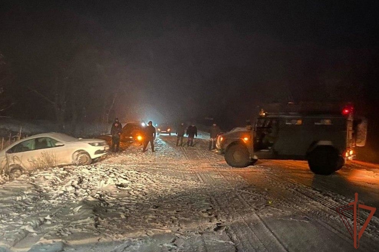 В ЛНР росгвардейцы оказали помощь водителю автомобиля, съехавшего в кювет