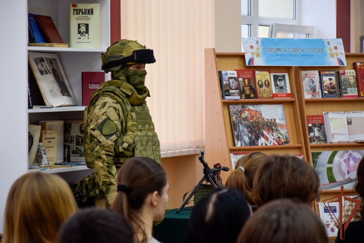 В Луганске росгвардейцы участвовали в проведении интерактивного урока «Гордимся славою героев»