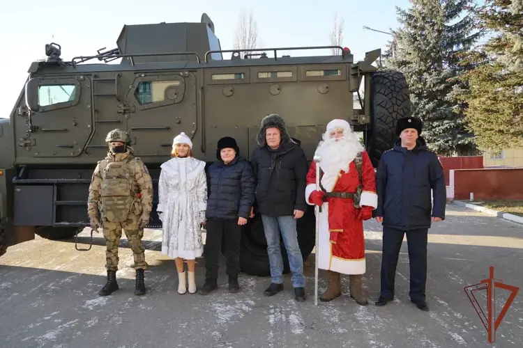 «Дед Мороз специального назначения» исполнил мечту мальчика из Воронежа 