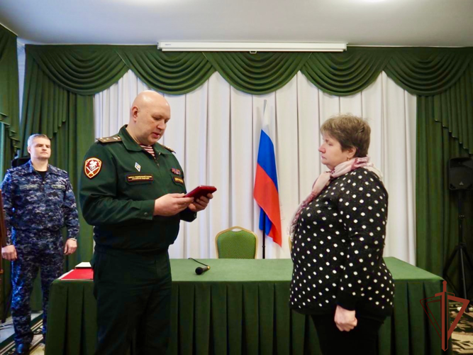 В Ленинградской области родителям погибшего на СВО росгвардейца было передано удостоверение к ордену Мужества 