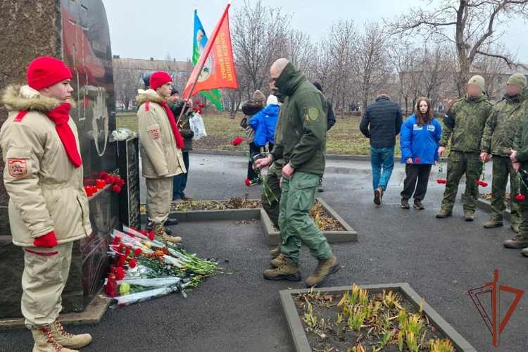 Сотрудники СОБР Росгвардии почтили память воинов-интернационалистов в Луганской Народной Республике 