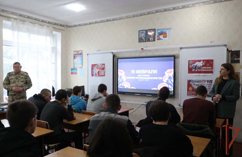 Накануне Дня памяти воинов-интернационалистов росгвардейцы возложили цветы к памятнику и провели открытый урок для студентов в ДНР
