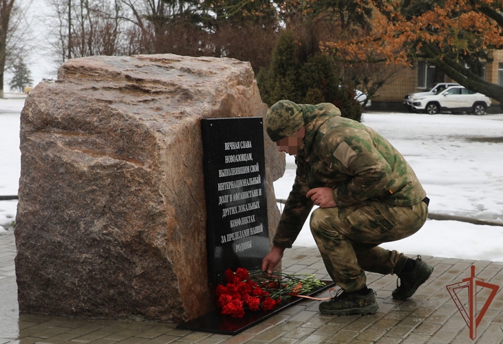 Накануне Дня памяти воинов-интернационалистов росгвардейцы возложили цветы к памятнику и провели открытый урок для студентов в ДНР
