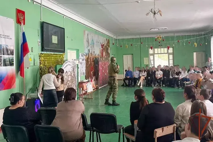 Росгвардейцы провели патриотические встречи со школьниками в Херсонской и Запорожской областях