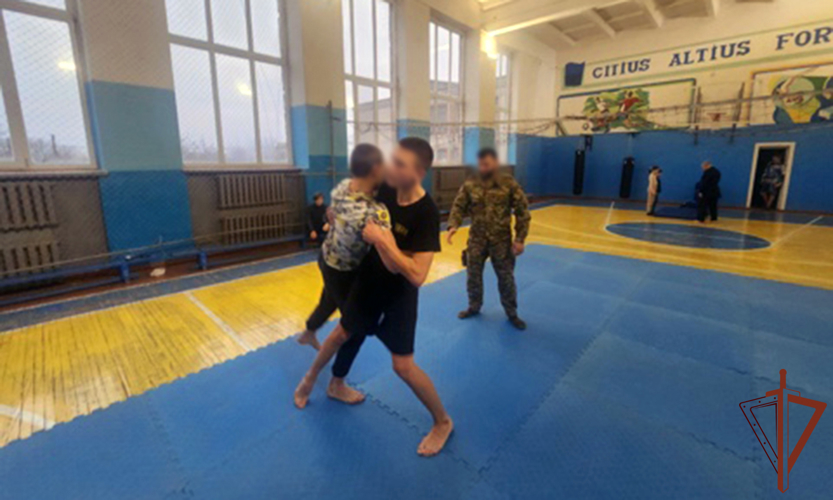 В преддверии Дня защитника Отечества росгвардейцы проводят уроки мужества для школьников Херсонской и Запорожской областей
