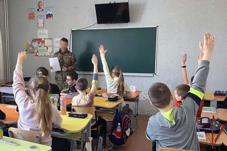 В преддверии Дня защитника Отечества росгвардейцы проводят уроки мужества для школьников Херсонской и Запорожской областей