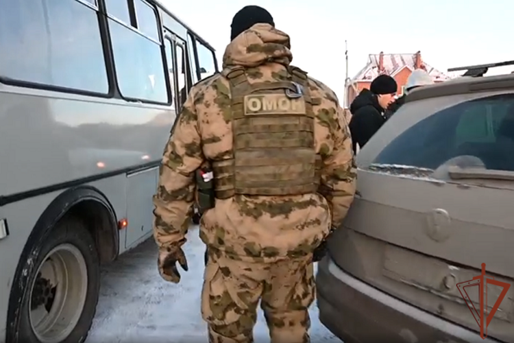 При силовой поддержке ОМОН Росгвардии в Алтайском крае пресечена деятельность нелегального медицинского учреждения (видео)