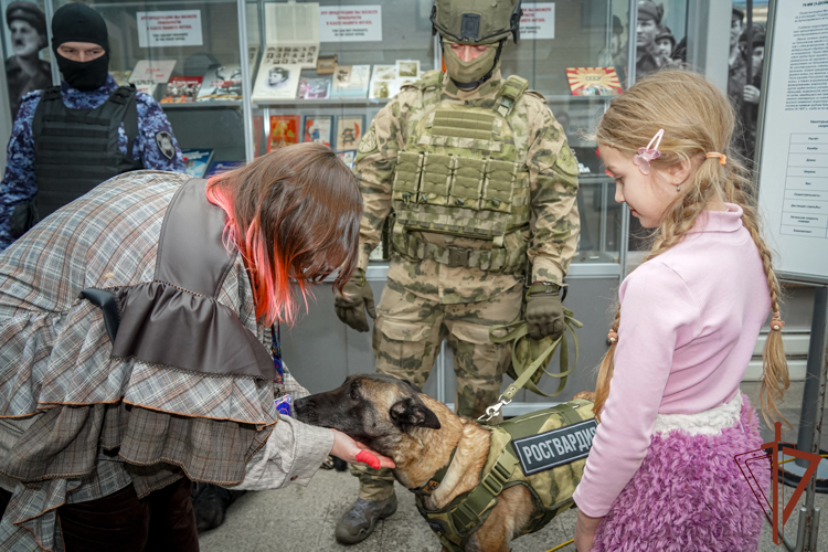 В преддверии 10-летия Росгвардии в Санкт-Петербурге открылась совместная выставка ведомства и Музея политической истории России