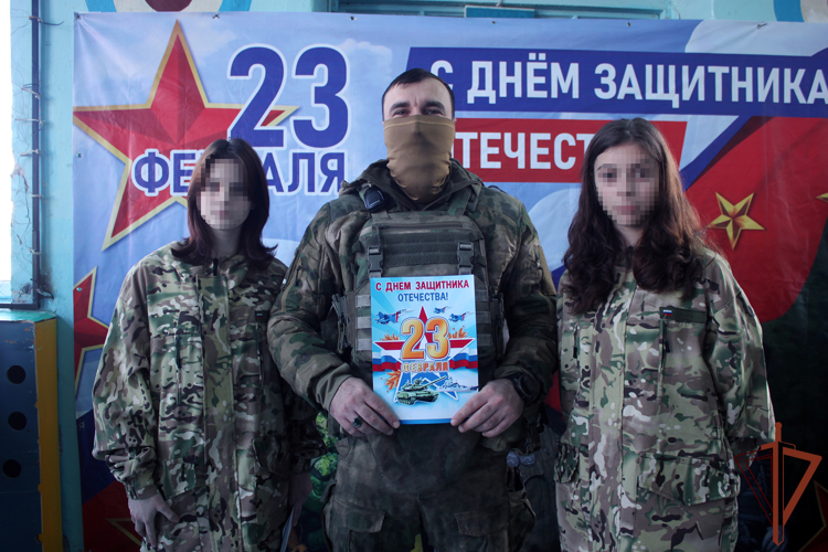 Сотрудники военной контрразведки и военнослужащие Росгвардии провели патриотическое мероприятие для воспитанников подшефного детского дома в Херсонской области