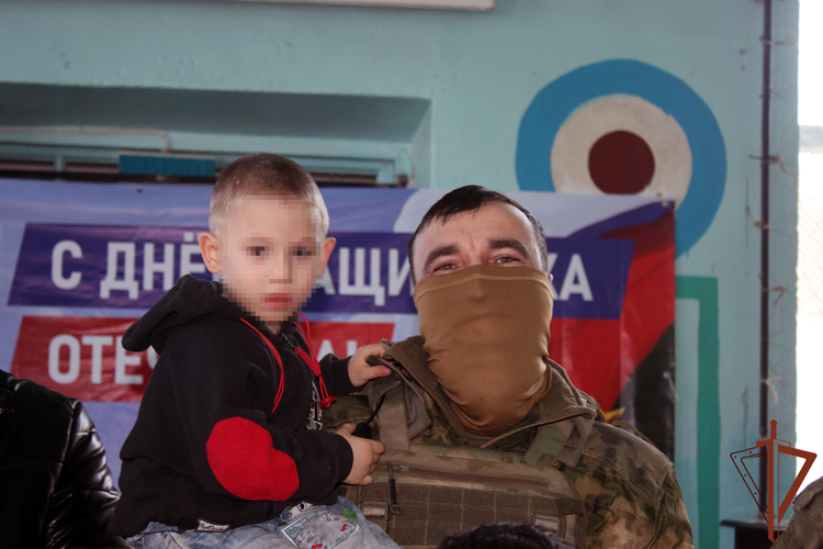 Сотрудники военной контрразведки и военнослужащие Росгвардии провели патриотическое мероприятие для воспитанников подшефного детского дома в Херсонской области