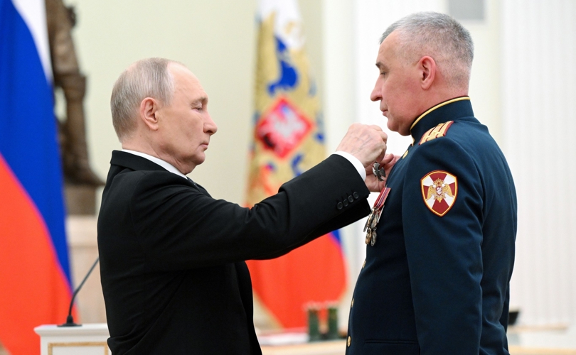 Президент России Владимир Путин вручил государственные награды офицерам Росгвардии (видео)