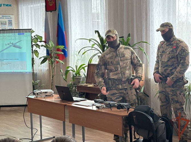 В школах ЛНР Росгвардия проводит уроки мужества