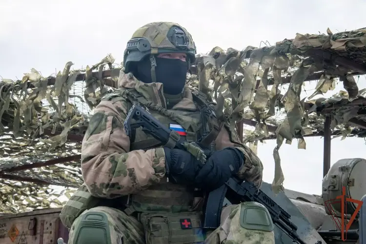 Военнослужащие Росгвардии оказывают адресную помощь жителям ЛНР в условиях весеннего паводка