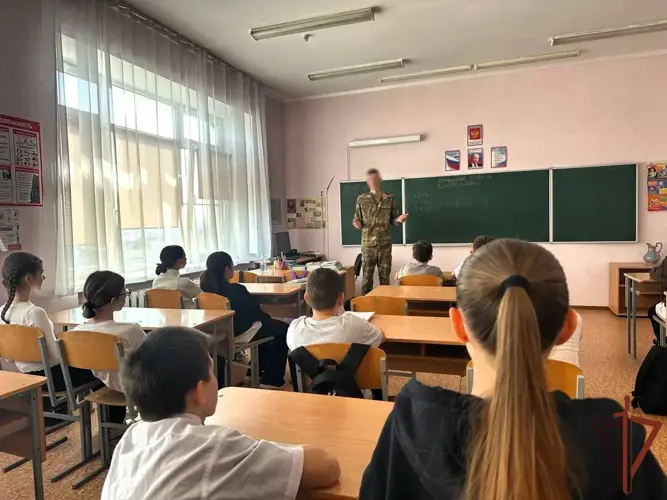 В школах ЛНР Росгвардия проводит уроки мужества