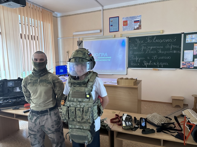 В школах ЛНР Росгвардия проводит уроки мужества