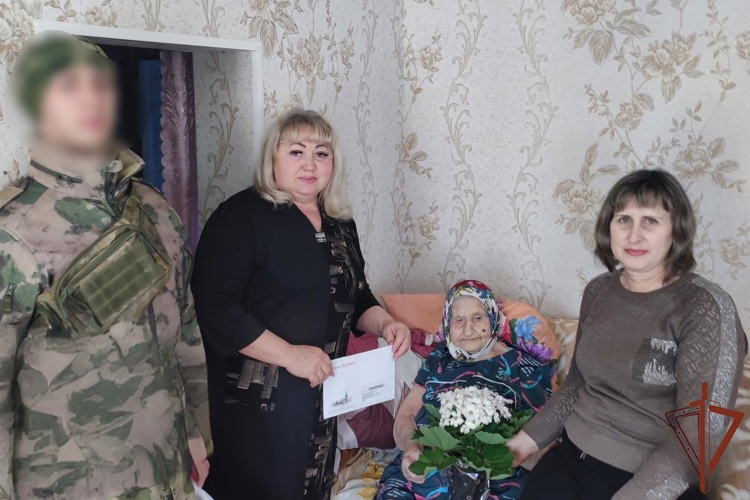 Росгвардейцы в ЛНР поздравили ветерана труда и труженицу тыла с 96-летием