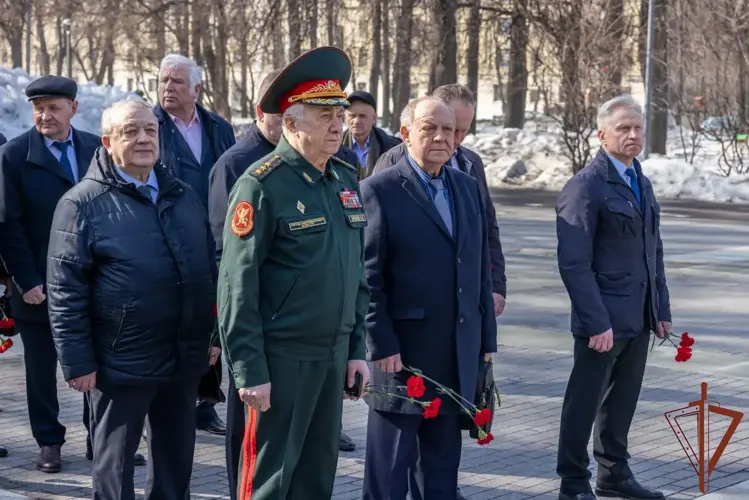 Генерал-полковник Юрий Аверин вручил ведомственные награды ветеранам войск в преддверии 10-летия Росгвардии   