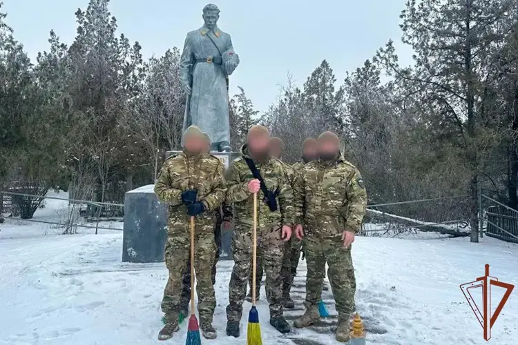 В Херсонской области росгвардейцы привели в порядок памятник и места захоронений воинам Великой Отечественной войны  