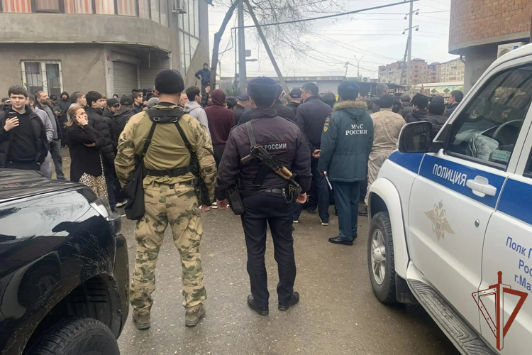 В Махачкале росгвардейцы обеспечили безопасную эвакуацию жителей из-за возникшей угрозы обрушения дома