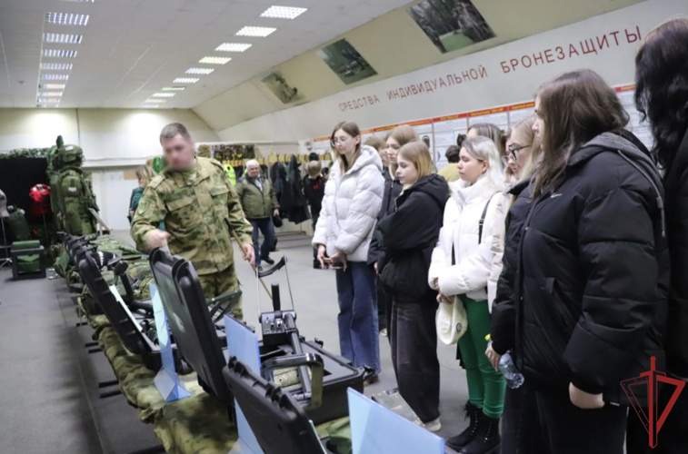 Военные инженеры Росгвардии провели День открытых дверей для подмосковной молодежи 