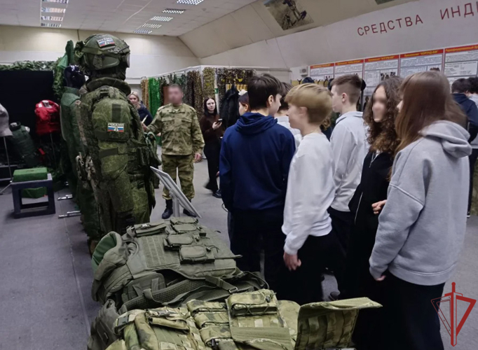 Военные инженеры Росгвардии провели День открытых дверей для подмосковной молодежи 