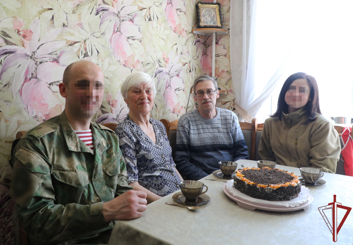 Военнослужащие, выполняющие задачи в ДНР, навестили ветерана Великой Отечественной войны в Мариуполе (видео)