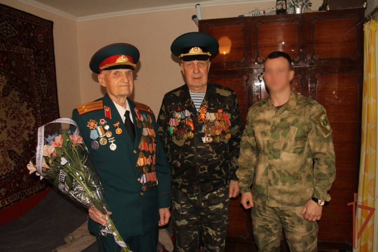 Представители Росгвардии поздравили со 100-летним юбилеем ветерана Великой Отечественной войны в ЛНР