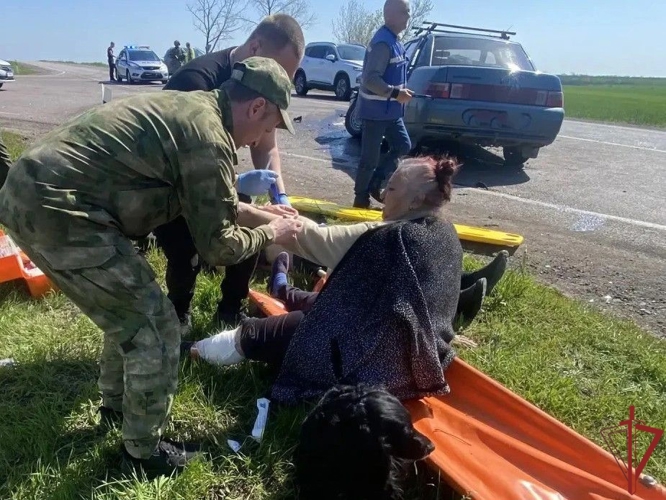 Росгвардейцы оказали помощь пострадавшим в ДТП в ДНР 