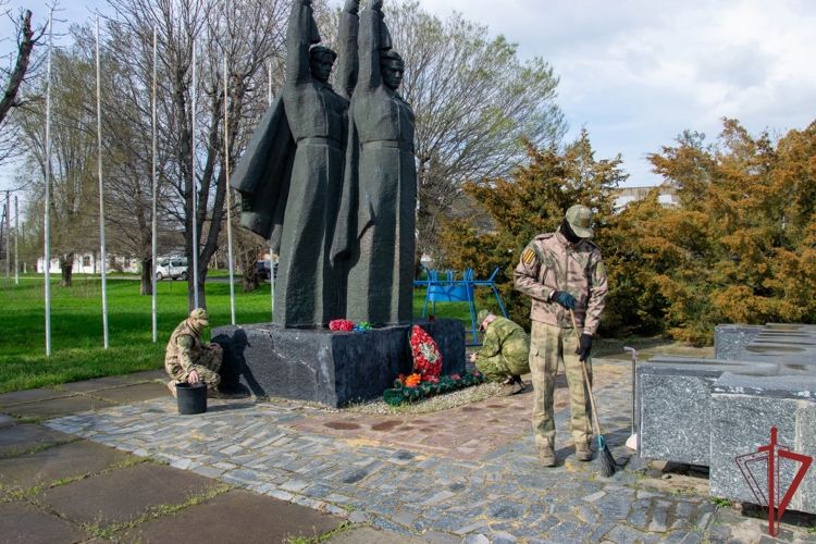 Росгвардейцы в ДНР и ЛНР благоустроили мемориальные места в честь героев Великой Отечественной войны (видео)