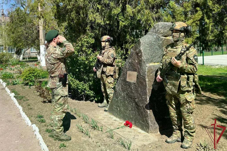 В Херсонской области росгвардейцы провели для школьников уроки мужества, посвященные Дню памяти жертв геноцида советского народа