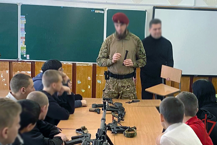 Военнослужащие Росгвардии провели патриотические встречи с молодежью в Херсонской и Запорожской областях