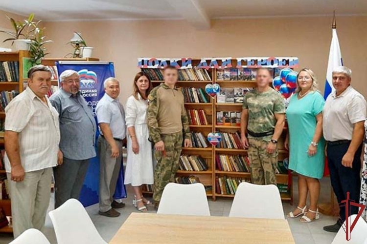В одной из библиотек ЛНР при участии Росгвардии открылась тематическая экспозиция «Полки для Героев»