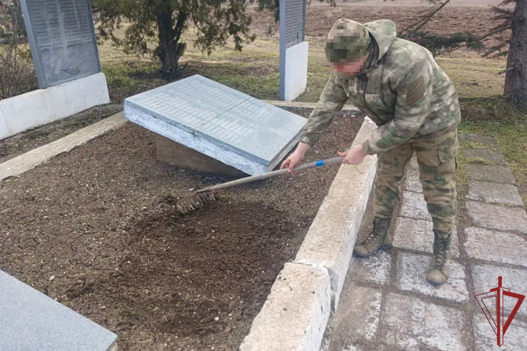 В Запорожской области росгвардейцы благоустроили мемориал, посвященный воинам Великой Отечественной войны