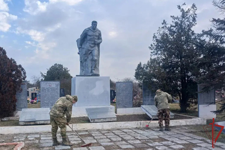 В Запорожской области росгвардейцы благоустроили мемориал, посвященный воинам Великой Отечественной войны