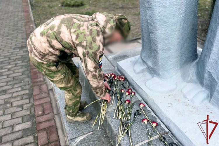В Запорожской области росгвардейцы благоустроили мемориал, посвященный воинам Великой Отечественной войны