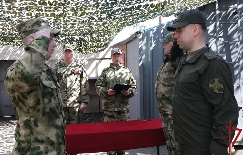 В день образования воинских частей и соединений по охране важных государственных объектов и специальных грузов командующий поздравил и наградил росгвардейцев в ДНР