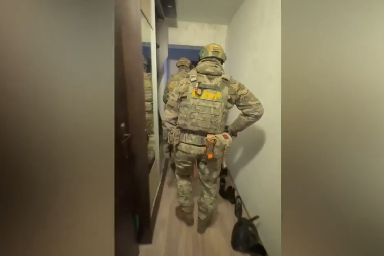 При силовой поддержке СОБР Росгвардии в Красноярске задержаны подозреваемые в незаконном обороте оружия (видео)