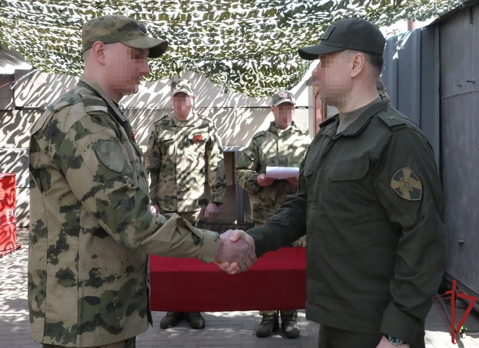 В день образования воинских частей и соединений по охране важных государственных объектов и специальных грузов командующий поздравил и наградил росгвардейцев в ДНР