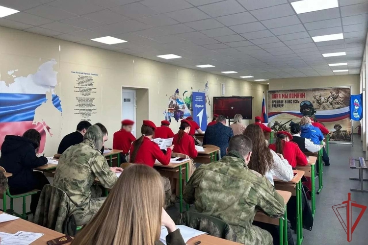 В ЛНР росгвардейцы провели патриотические мероприятия для молодежи