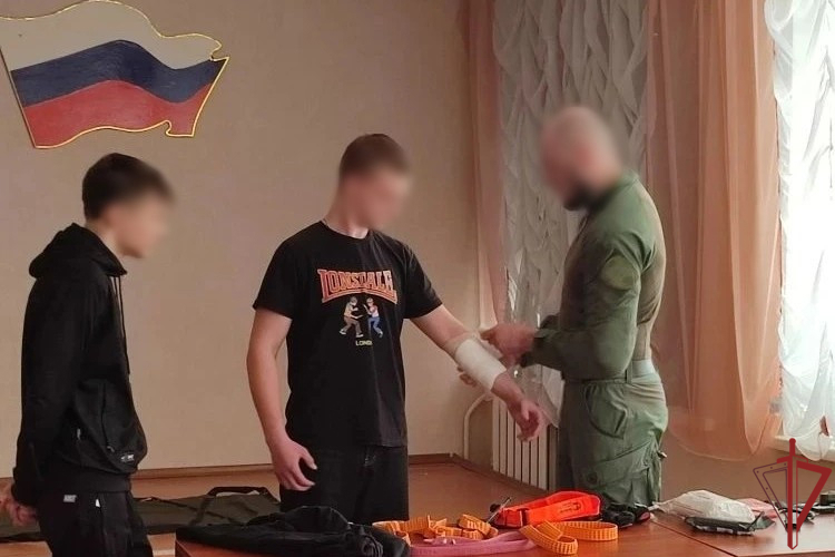 В ЛНР росгвардейцы провели для студентов мастер-класс по оказанию первой помощи