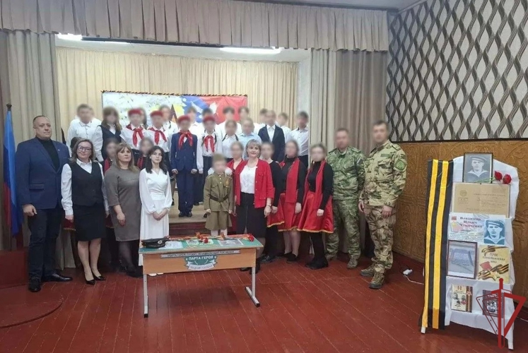 В ЛНР сотрудники Росгвардии приняли участие в открытии «Парты Героя» в честь Героя Советского Союза Владимира Чумаченко