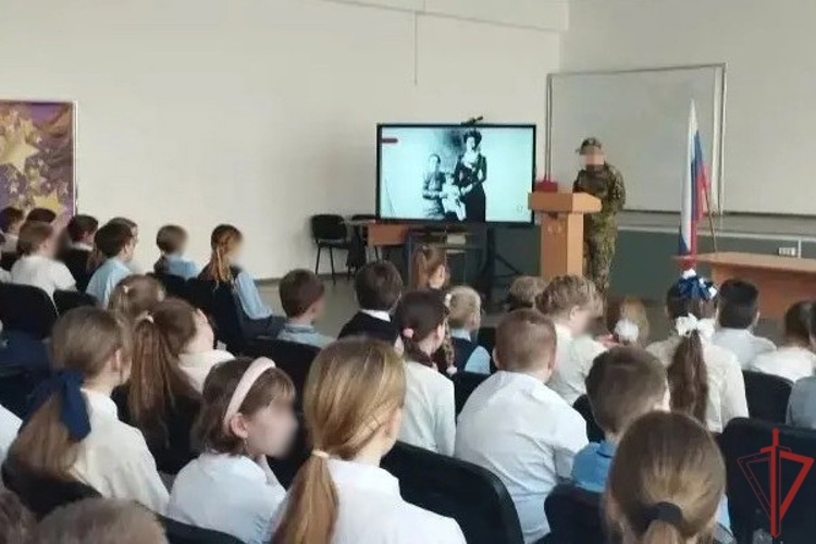 Военнослужащие Росгвардии провели занятие по истории Великой Отечественной войны для школьников в ДНР