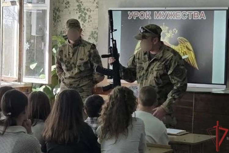 В ДНР росгвардейцы провели урок мужества для школьников