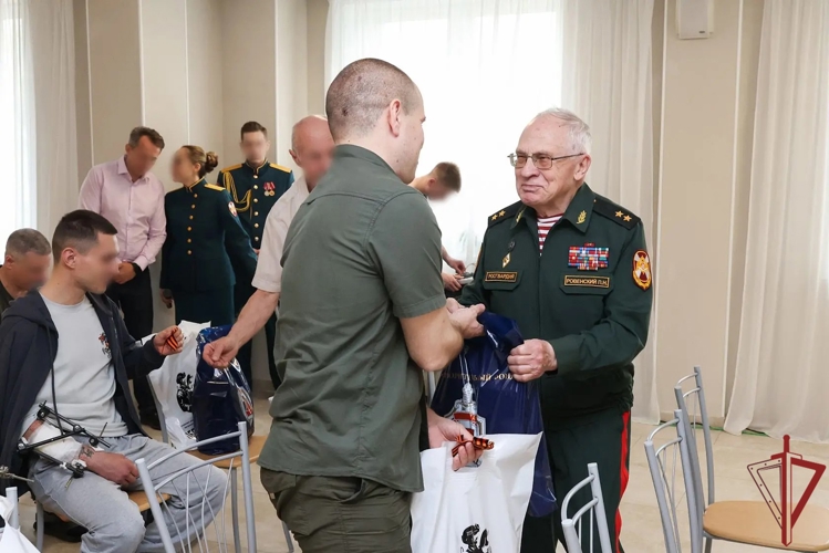Ветераны Росгвардии совместно с АНО «Победоносец» поздравили раненых росгвардейцев с наступающим Днем Победы в Главном госпитале ведомства